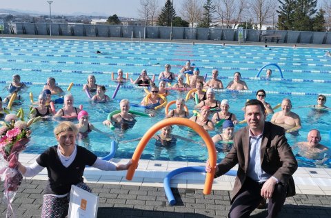 Helga Guðrún Gunnarsdóttir og Ármann Kr. Ólafsson við afhendingu Hvatningarverðlauna Kópavogs.