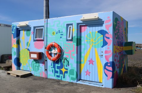 Skúr við Kópavogshöfn sem málaður var af Noru Evu.