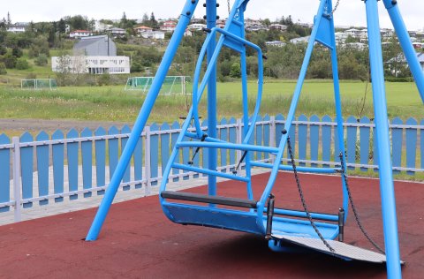 Rólan er staðsett á leiksvæði norðan við Dalsmára, austan við Sporthúsið.