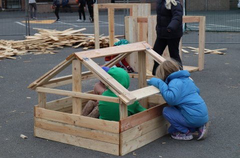 Smíðavellir eru við Smáraskóla, Dalsmára 1.