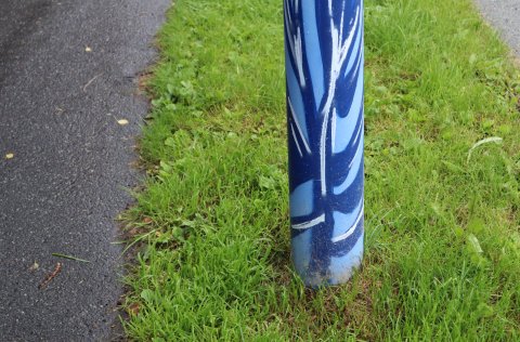 Skreyttu ljósastaurarnir eru staðsettir við Urðarbraut, vestan við Sundlaug Kópavogs.