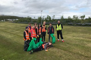 Unglingar í Vinnuskóla Kópavogs tóku þátt í að hreinsa plastrusl í sumarbyrjun 2017.