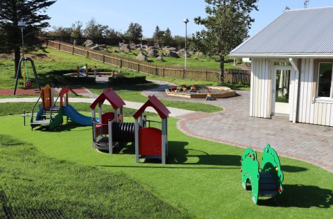 Framkvæmdum er lokið á leikskólalóð Litla Steins, yngstu deild leikskólans Kópasteins.