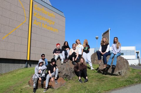 Þrettán unglingar starfa hjá Gerðarsafni í sumar á vegum Vinnuskóla Kópavogs við að kynna sér samtí…