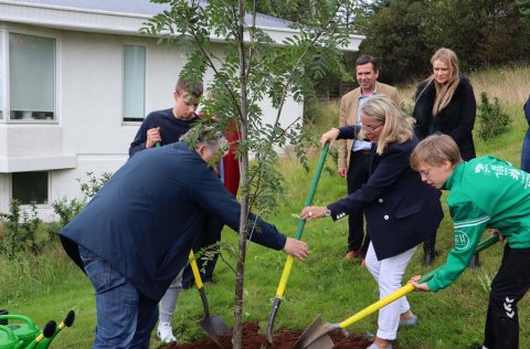 Margrét Friðriksdóttir og Friðrik Baldursson, garðyrkjustjóri Kópavogs, gróðursettu tré í götunni o…