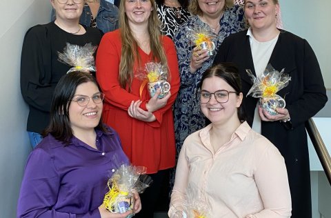 Glæsilegur hópur nýútskrifaðra ásamt starfsfólki leikskóladeildar og sviðsstjóra menntasviðs.