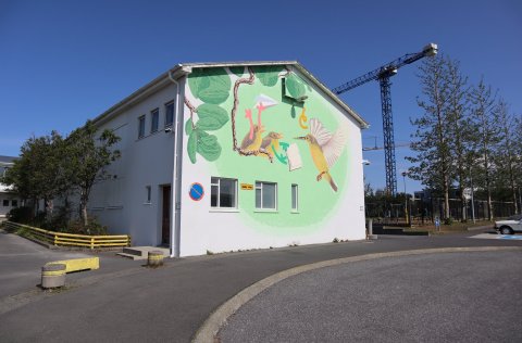 Veggurinn er staðsettur á móti hringtorgi sunnan megin við Kópavogsskóla,