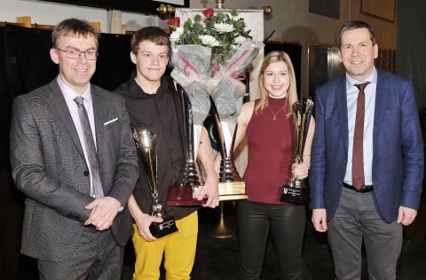 Á myndinni eru frá vinstri Jón Finnbogason formaður íþróttaráðs, Jón Margeir Sverrisson sundmaður ú…