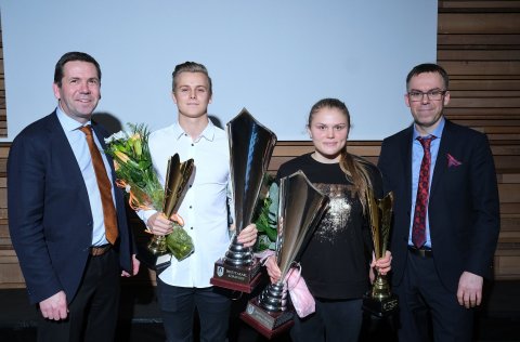 Á myndinni eru Ármann Kr. Ólafsson bæjarstjóri, Valgarð Reinhardsson fimleikamaður úr Gerplu, Agla …