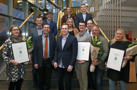 Á myndinni eru handhafar viðurkenninganna, bæjarstjóri Kópavogs og fulltrúar í jafnréttis- og mannr…