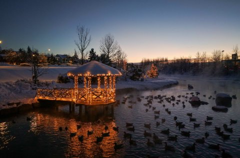 Ljósin í Kópavogsdal lýsa upp skammdegið.