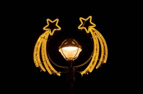 Fagurlega skreyttur ljósastaur í Kópavogi.