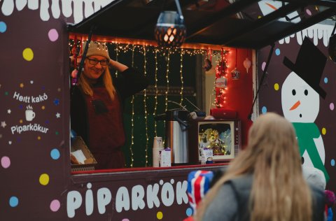 Kakó og piparkökur á boðstólum í Jólalundi.