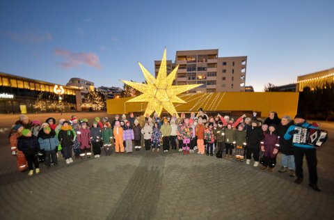 Börn úr Kársnesskóla við jólastjörnuna í Kópavogi.