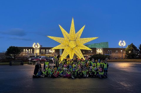 Börn frá Urðarhóli við Jólastjörnuna á Hálsatorgi.