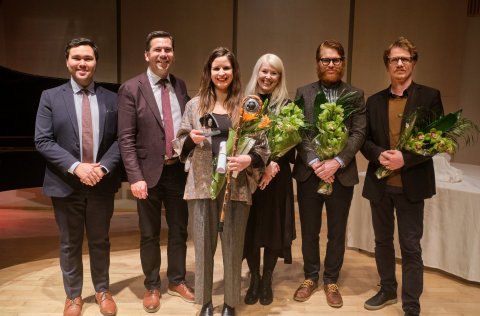 Björk Þorgrímsdóttir handhafi Ljóðstafs Jóns úr Vör ásamt bæjarstjóra, varaformanni Lista- og menni…