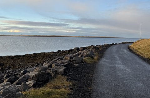 Horft vestur Kársnesstíg í nóvember 2025.