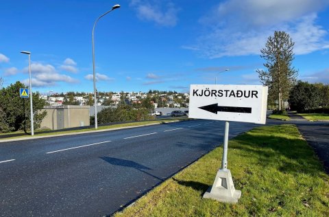 Skilti vísar sem veginn á kjörstað í Kópavogi.