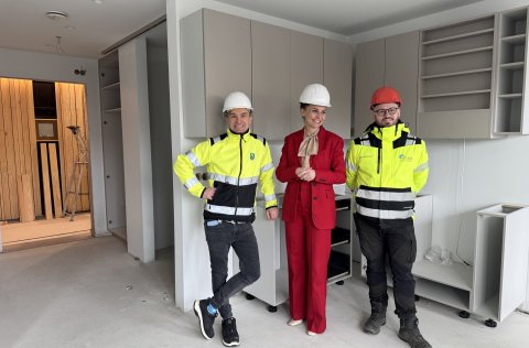 Ásdís Kristjánsdóttir bæjarstjóri ásamt Ármanni Halldórssyni deildarstjóra framkvæmdadeildar og Bja…