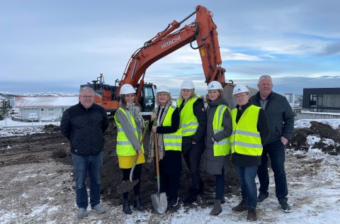 Mynd frá vinstri: Ólafur Arnarson, Sérverk, Ásdís Kristjánsdóttir bæjarstjóri, Björg Baldursdóttir,…