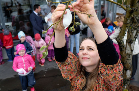 Eygló Benediktsdóttir framkvæmir gjörning á Kópavogsdögum.