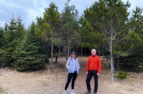 Ásdís Kristjánsdóttir og Einar Skúlason í Guðmundarlundi sem er upphafsstaður fimm kílómetra hrings…