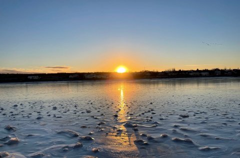 Kópavoginn er farið að leggja en ísinn er ótraustur.