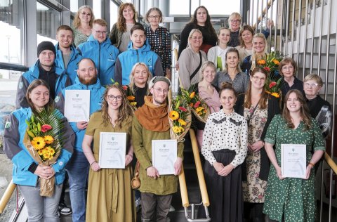 Á myndinni má sjá handhafa viðurkenninga ásamt Ásdísi Kristjánsdóttur bæjarstjóra og starfsfólki me…