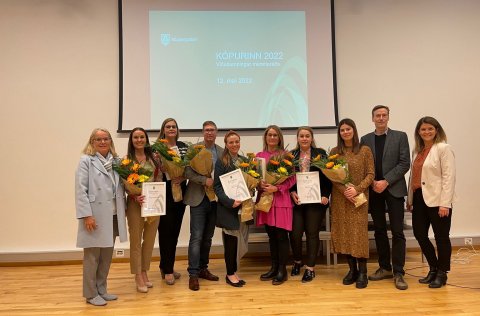 Á myndinni má sjá viðurkenningarhafa ásamt Margréti Friðriksdóttur, forseta bæjarstjórnar og fulltr…