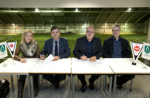 Ármann bæjarstjóri skrifar undir samninginn við HK