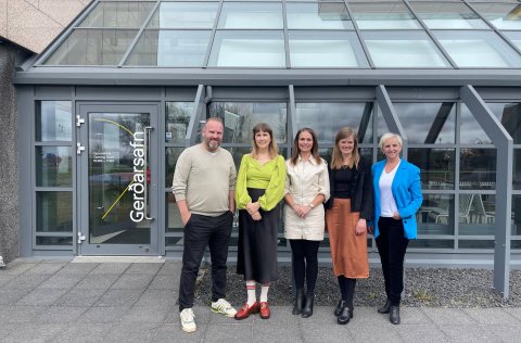 Á myndinni eru frá vinstri: Bragi Skaftason  og Sigrún Skaftadóttir frá Króníkunni, Ásdís Kristjáns…