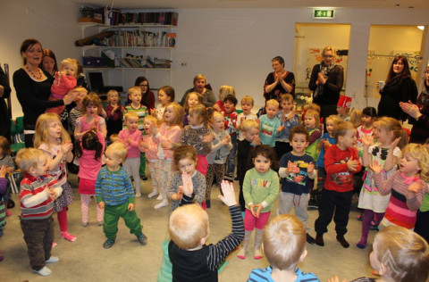 Börn og starfsmenn Marbakka í söng í leik