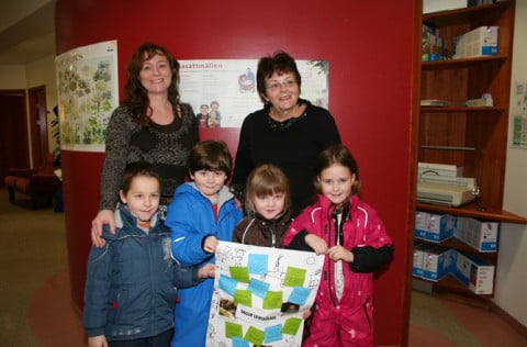 Anna Birna Snæbjörnsdóttir og Sesselja Hauksdóttir ásamt leikskólabörnum frá leikskólanum Marbakka.