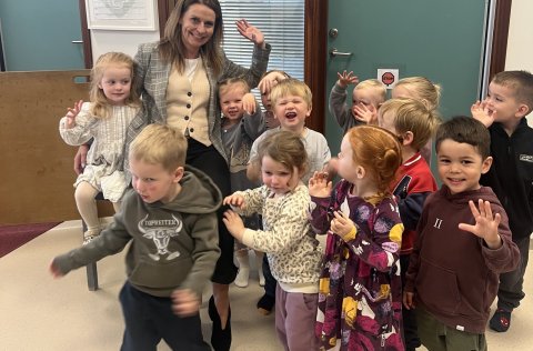 Ásdís Kristjánsdóttir bæjarstjóri á ferðinni í leikskóla í Kópavogi.