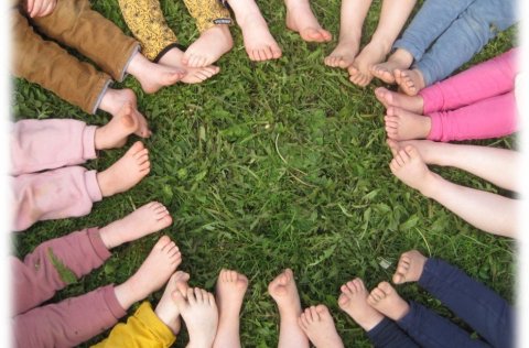 Leiksskólabörn sitja í hring