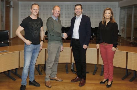 Ágúst Ágústsson og Guðmundur Ágúst Pétursson frá Reebok fitness, Ármann Kr. Ólafsson bæjarstjóri Kó…