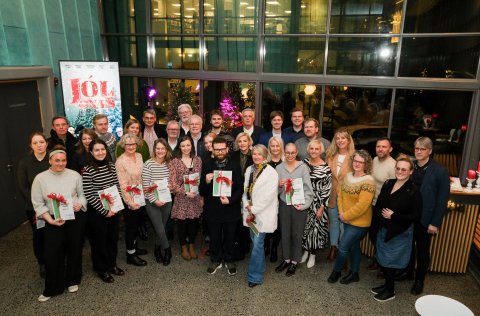 Styrkþegar Lista- og menningarráðs ásamt ráðinu og forstöðumanni menningarmála.