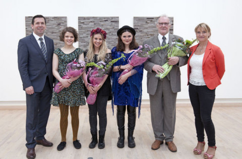 Ármann Kr. Ólafsson bæjarstjóri, Þuríður Blær Jóhannsdóttir, Salka Sól Eyfeld og Tinna Sverrisdótti…