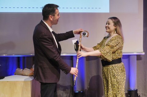 Ármann Kr. Ólafsson bæjarstjóri afhendir Þórdísi Helgadóttur ljóðstaf Jóns úr Vör.