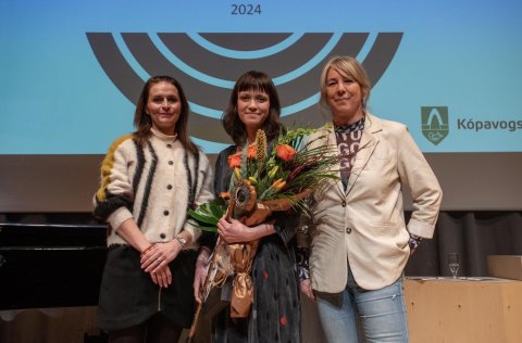 Ásdís Kristjánsdóttir bæjarstjóri, Vala Hauksdóttir handhafi Ljóðstafs Jóns úr Vör og Elísabet Svei…