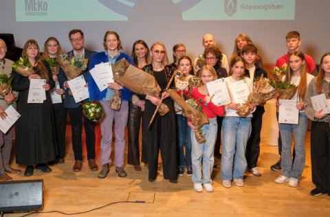 Handhafi Ljóðstafsins ásamt viðurkenningarhöfum, bæjarstjóra, formanni menningar- og mannlífsnefnd &hellip;