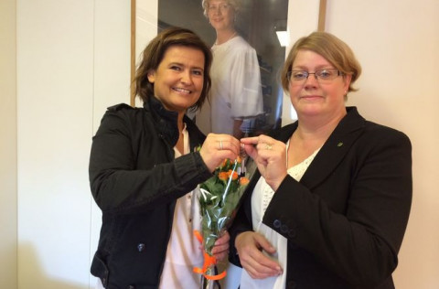 Theódóra S. Þorsteinsdóttir formaður bæjarráðs tekur við lyklavöldum af Rannveigu Ásgeirsdóttur frá…