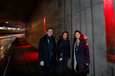 Skrautlýsing við Skógarlind setur svip á umhverfið.