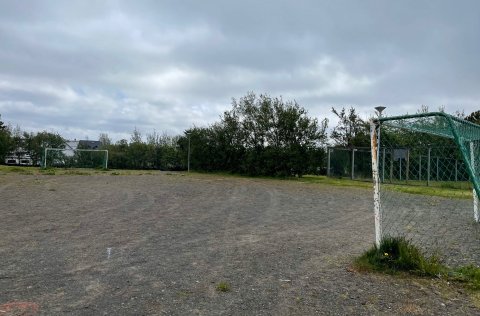Malarvöllur við Stelluróló verður lagður gervigrasi.
