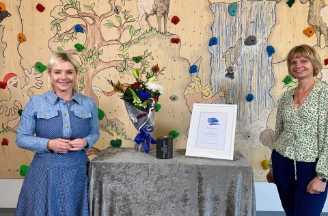 Birte Harksen kennari á Urðarhóli og Lilja Alfreðsdóttir menntamálaráðherra.