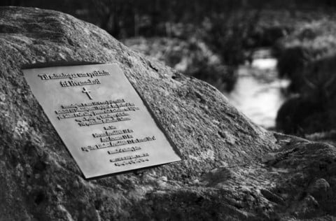 Minningjarskjöldurinn um systkinin þrjú