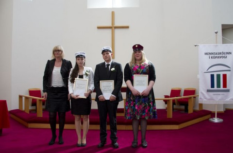 Stoltir nemendur með viðurkenningar