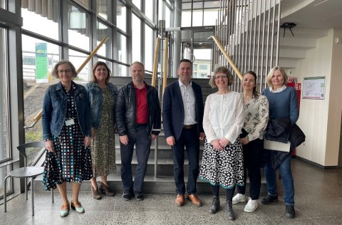 Aðstandendur fræðsluvefsins Þar á ég heima ásamt bæjarstjóra Kópavogs.