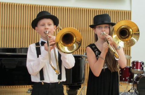 Börn spila á básturshljóðfæri