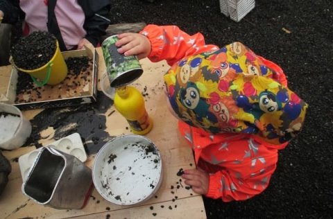 Barn í sandkassa að leika sér